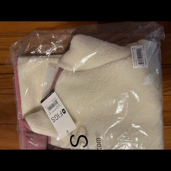 BRAND NEW WITH TAGS! FIGS oatmeal/mineral mauve Sherpa jacket - XS - Picture 3 of 3